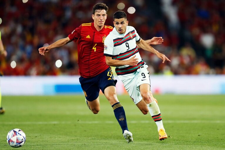 “日本代表が狙うべきスペインの急所”はどこ？ ブスケッツやアセンシオ健在、17歳ガビ急成長で分厚すぎる選手層だが…〈撮影者の証言〉(10)