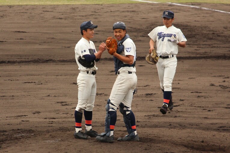 高校2年の秋、3年の春はバッテリーを組んでいた桑田（左）と佐藤。最後の夏の大会は佐藤がサードにコンバート／本人提供