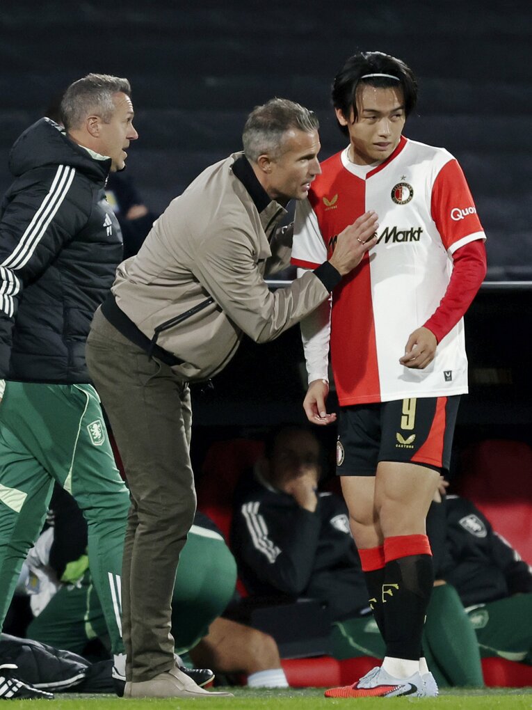 上田に指示を与えるファンペルシ監督　©Getty Images