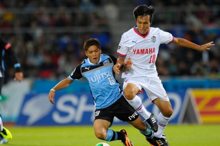 前田遼一と大久保嘉人のマッチアップ　©︎Toshiya Kondo