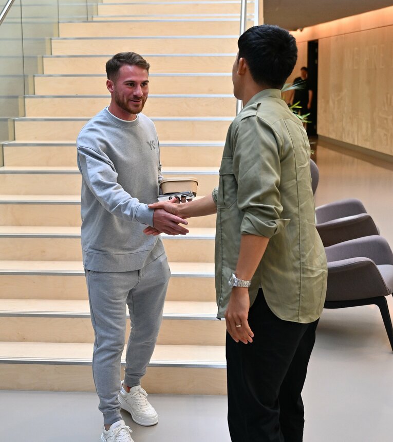 8月18日の入団当日、“三笘薫の元同僚”マクアリステルとも挨拶　©Getty Images