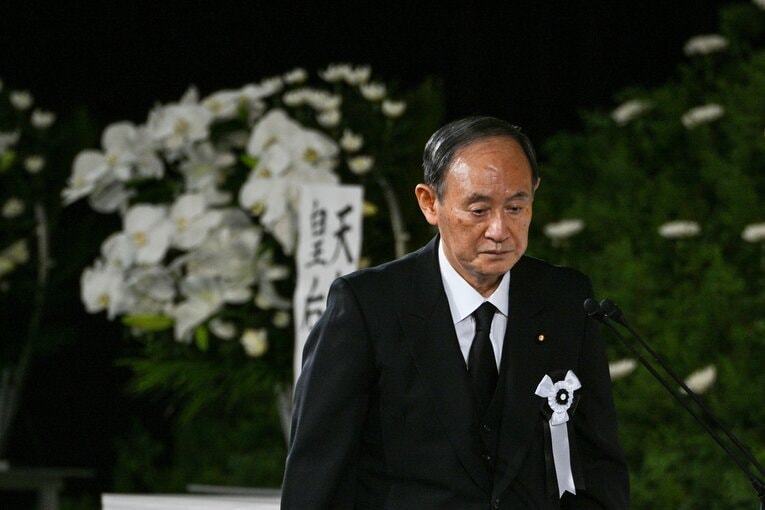 「友人代表」として弔事を読んだ菅前首相。現職の総理よりも目立っていた　©Getty Images