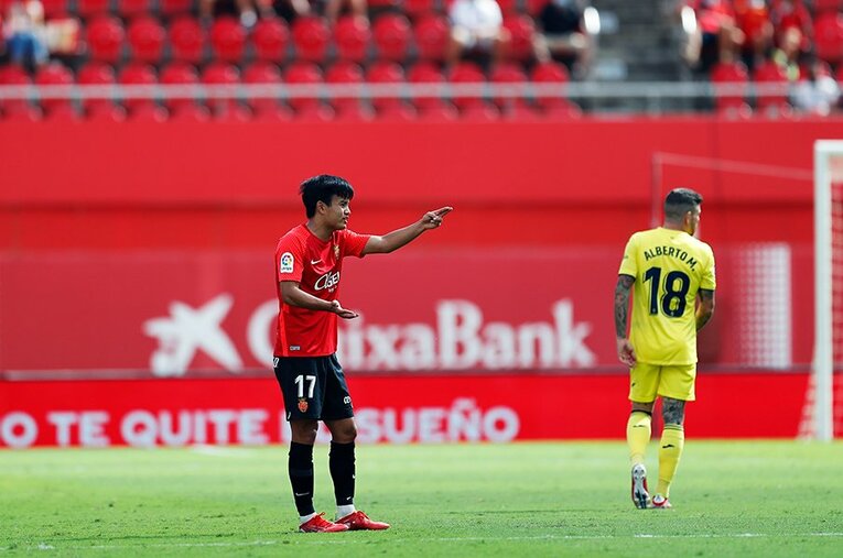 「クボ、ユニフォームちょうだい！」久保建英の“ティキタカ”は地元の子供、タクシー運転手にも人気… ビジャレアル相手に見せた敬意とは〈激写〉(26)