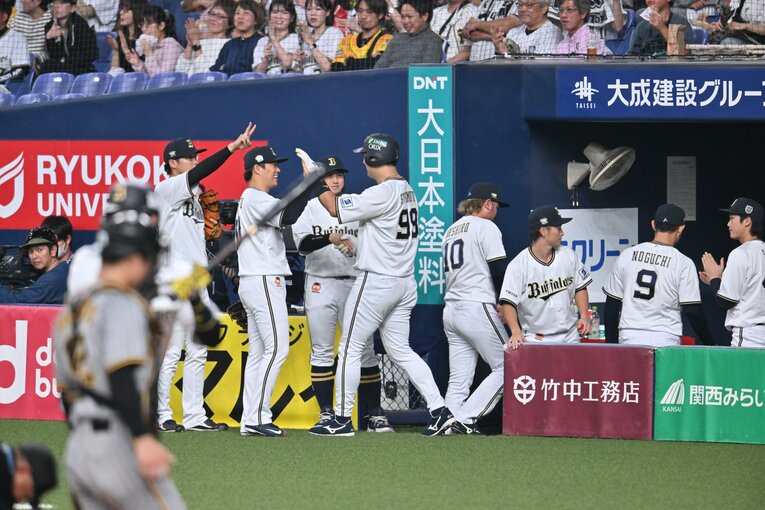 杉本を出迎えるベンチメンバー　©︎Hideki Sugiyama