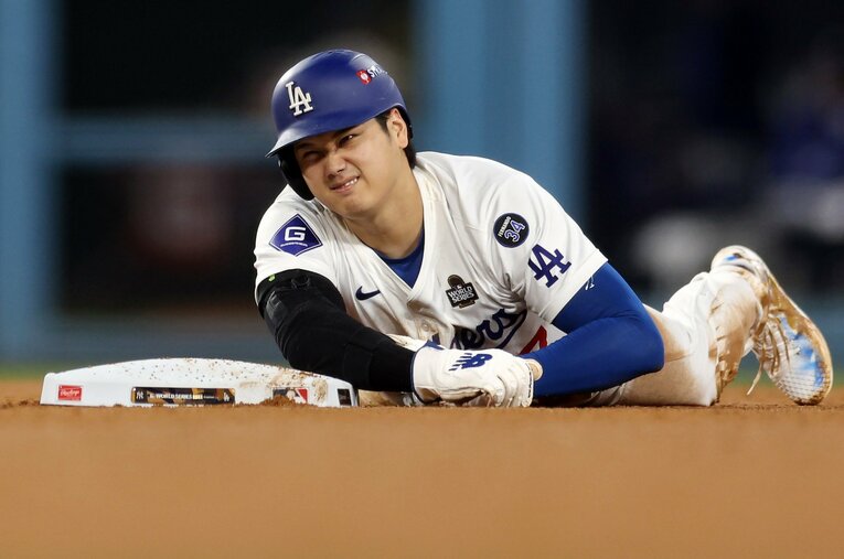 ヤンキースとのワールドシリーズ第2戦の7回、盗塁を試み、二塁に滑り込んだ際に左肩を負傷した大谷 ／ photograph by Getty Images