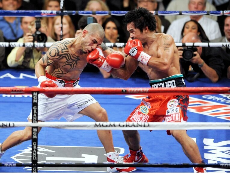 2009年11月、ミゲール・コットを12回TKOで下しウェルター級の世界王者に（5階級制覇）