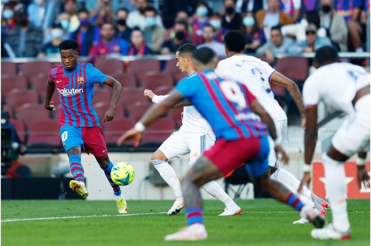 《メッシとロナウド不在の寂しさ》カメラマンが見たクラシコの新風景　17歳ガビや仲良しバルサ＆レアルサポ、殊勲ビニシウスへの“罵倒”(28)