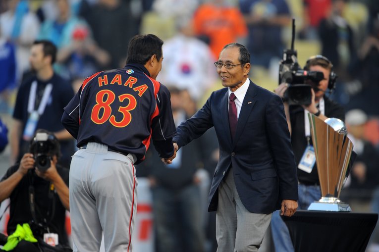 第2回WBC、試合前に原監督と握手（2009年）©︎Naoya Sanuki