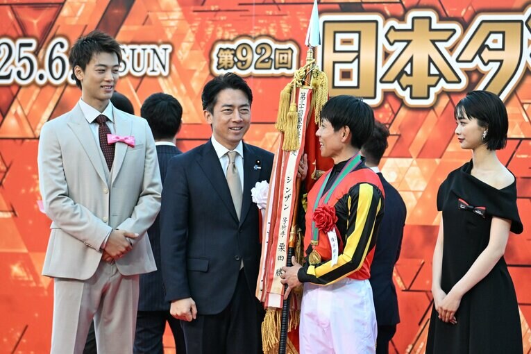 豪華なプレゼンター陣に声をかけられる北村友一　©Keiji Ishikawa