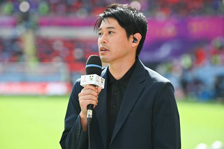 現地リポートをする内田篤人　©Takuya Kaneko/JMPA