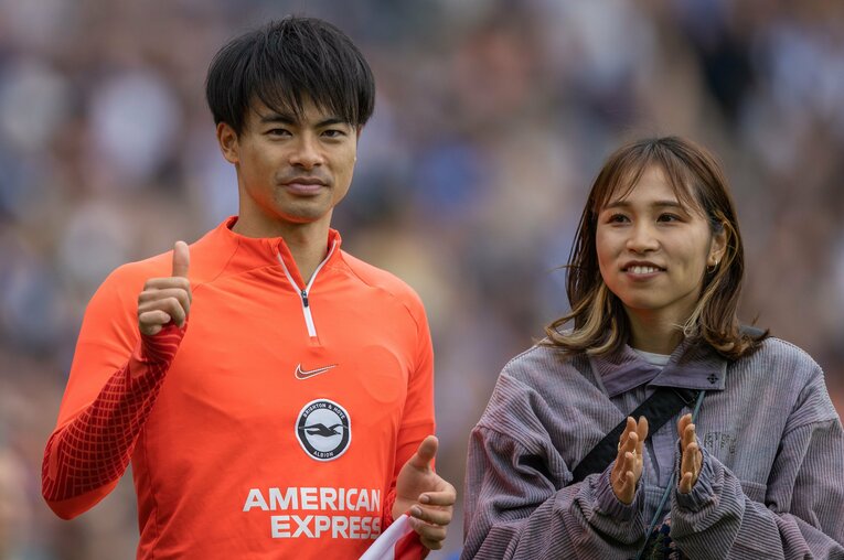 写真は2023年5月、クリア夫人とセレモニーに出席した三笘薫　©AFLO