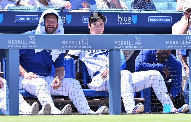 カーショーとベンチで戦況を見つめる大谷　©JIJI PRESS