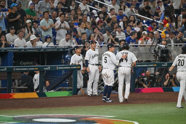 伊藤大海を出迎える日本ベンチ　©Nanae Suzuki