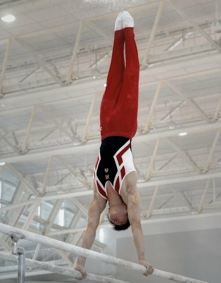 岡山・関西高校時代の福尾の平行棒の試技／本人提供