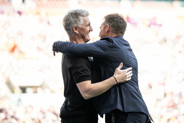 試合前、フリック監督とハグをするシュバインシュタイガー(左)。この時点では不安点を指摘しながらもどこか余裕をもった空気があった　©Getty Images