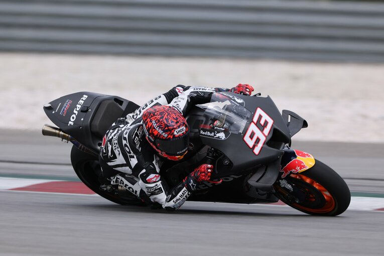 photograph by Satoshi Endo