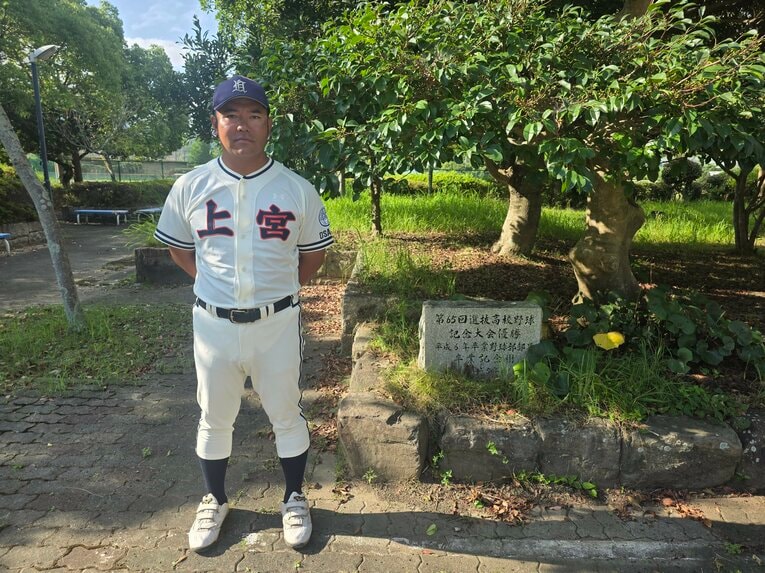 1993年センバツ優勝の記念樹と石碑の前に立つ村田監督　©Katsuharu Uchida