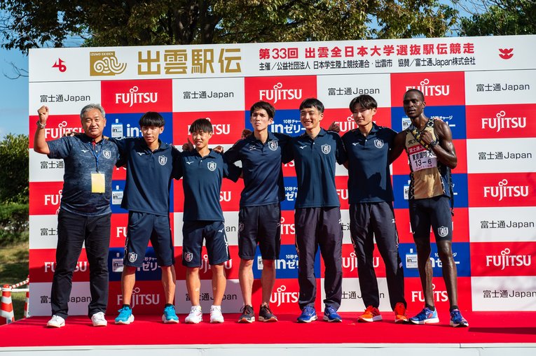 初優勝した東京国際大のメンバー　©Nanae Suzuki