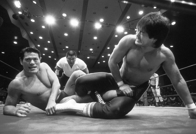 タッグマッチでアントニオ猪木と戦う武藤。1986年12月8日、愛知県体育館