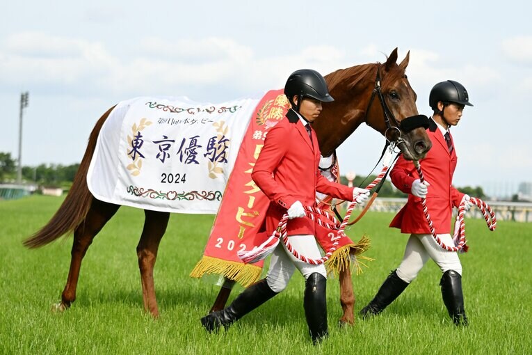 優勝レイをかけられたダノンデサイル　©Keiji Ishikawa