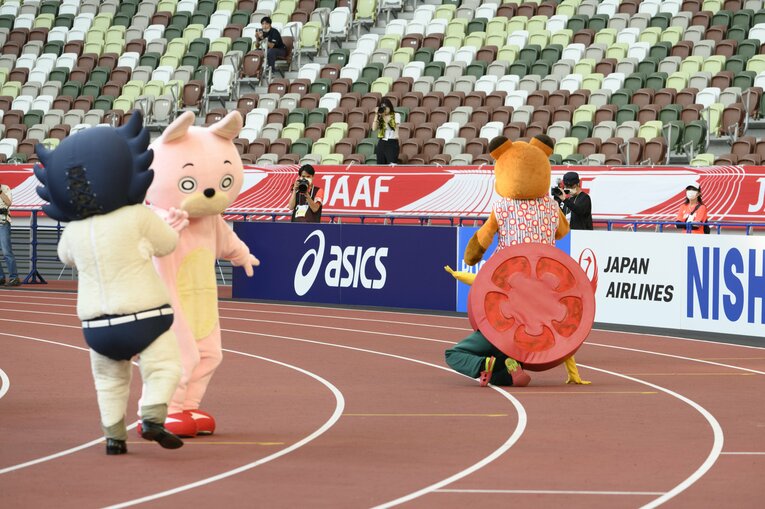 ハプニングが続出したゆるキャラリレー　©Hirofumi Kamaya