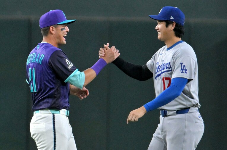 ダイヤモンドバックス移籍直後のヌートバーは大谷と握手をかわし満面笑み　©JIJI PRESS