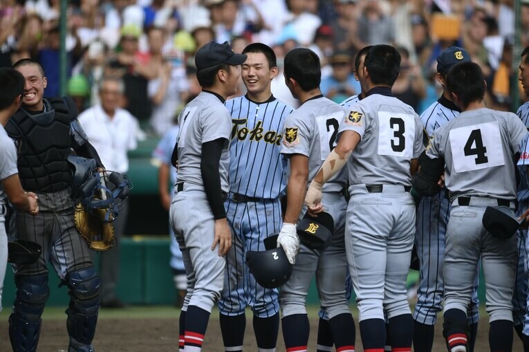 夏の甲子園決勝。仙台育英高の佐藤と投げ合い、最後はお互いの健闘をたたえ合った　©︎Hideki Sugiyama