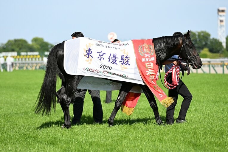 優勝レイをかけられたロブチェン　©Keiji Ishikawa