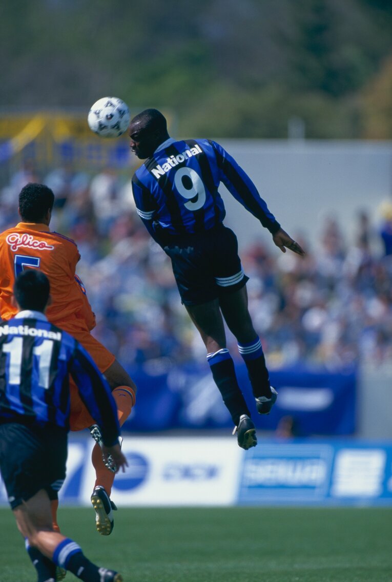 エムボマのヘディング　©Sports Graphic Number