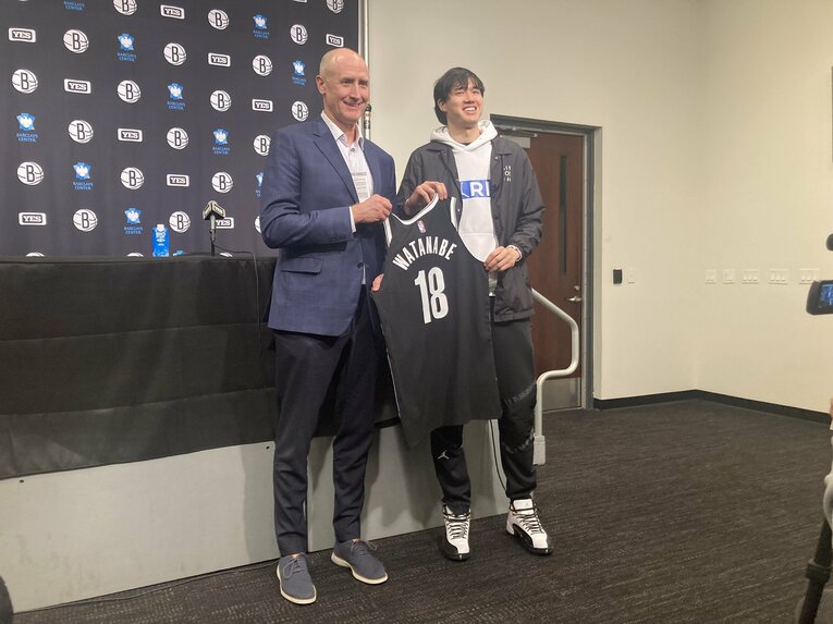 フォトセッションに応じる渡邊雄太と日本代表トム・ホーバスHC　©︎Daisuke Sugiura