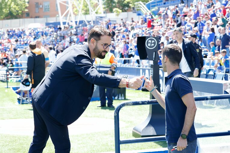 両監督がそれぞれのベンチへ向かったため、若干のすれ違いが……　©Daisuke Nakashima