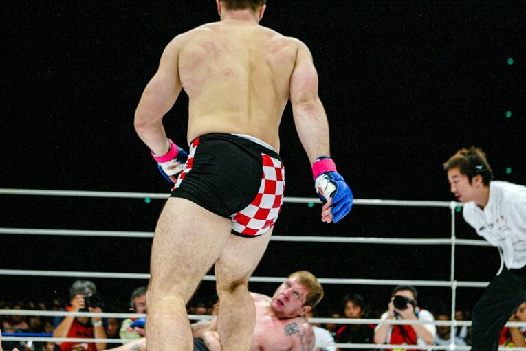 2004年8月、エメリヤーエンコ・アレキサンダー戦のハイキック（5枚目／全10枚）©Susumu Nagao