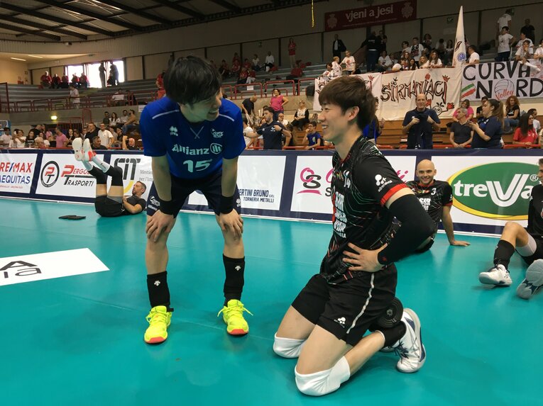 大塚達宣と談笑（9月下旬イエージ杯／筆者撮影）