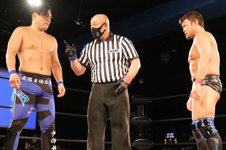 佐藤光留（左）vsカズ・ハヤシ