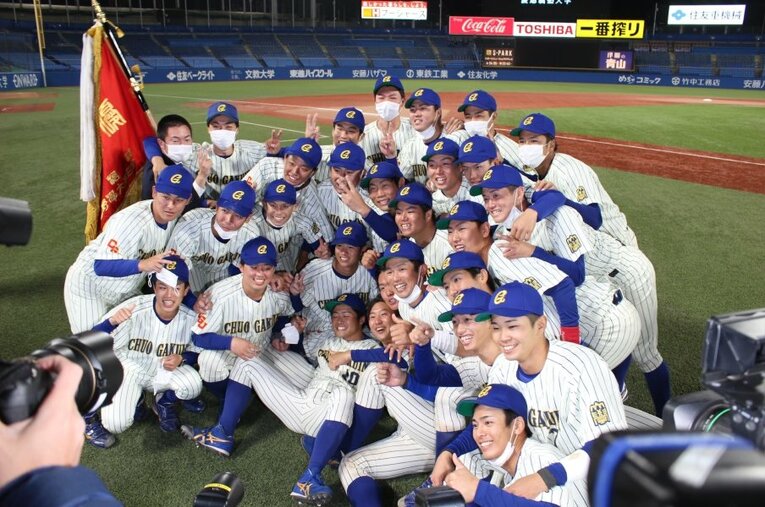 明治神宮大会で初優勝した中央学院大学。春秋連覇を狙う慶應大など強豪校を撃破しての快進撃だった ／ photograph by Yu Takagi