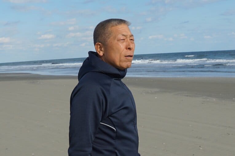 実家がある九十九里でインタビューに応じた小倉全由前監督　©Kei Nakamura