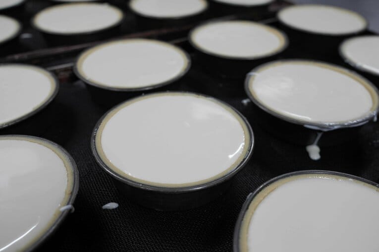 器に流し込まれた生地