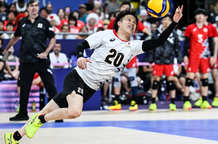 パリ五輪のコートでも存在感を発揮している山本智大（29歳）。チームを救うスーパーレシーブを期待したい　©Xinhua/AFLO