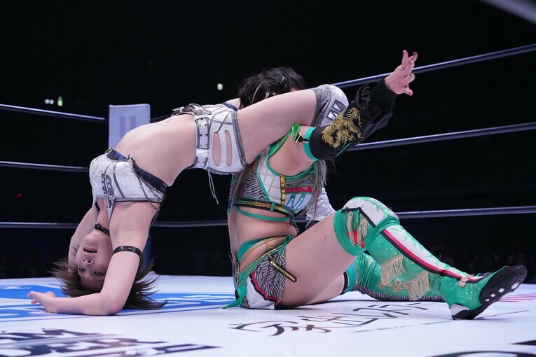 安納サオリvs.壮麗亜美　©Essei Hara