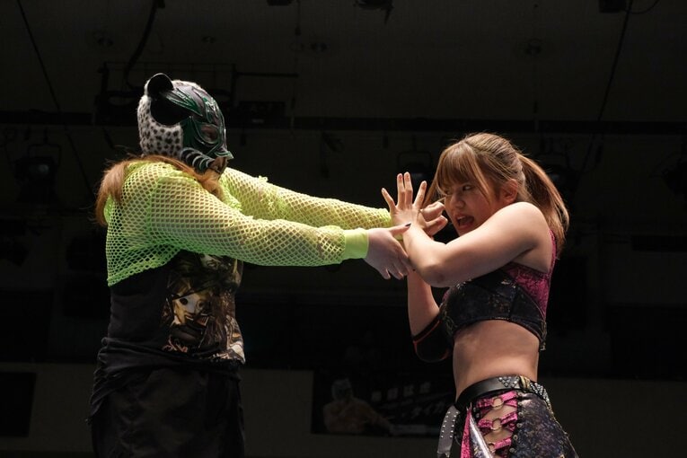 タイガー・クイーンを激怒させた“ヒール殺法”…乱入に凶器攻撃、待望のライバルは何でもありの“闇の軍団”？(50)