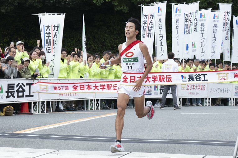 早稲田大学の工藤慎作に次ぐ区間2位の力走で中央大学に総合2位をもたらした溜池一太　©Tadashi Hosoda