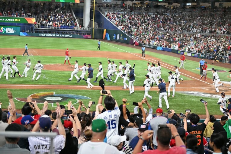 祝福の水をかけられる村上宗隆　©Naoya Sanuki