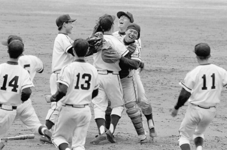 1979年春のセンバツ、箕島は牛島和彦を擁する浪商を破って優勝。石井毅とキャッチャー嶋田宗彦は抱き合って喜ぶ ／ photograph by JIJI PRESS