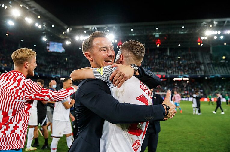 ザルツブルグのアカデミーを訪れ、CLを現地で観戦する機会に恵まれたという中野氏。平均年齢22歳のチームを率いるマティアス・ヤイスレ（33歳）にも大きな刺激を受けた ／ photograph by Getty Images