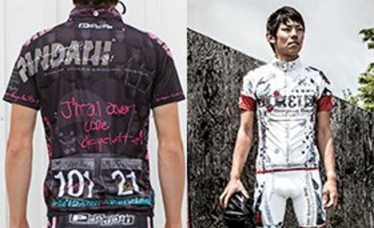 パンダーニのジャージ＆パンツには、いろいろなバリエーションがある。どれもエッジが効いたデザインが魅力だ。左は定番のPandani半袖ジャージ（ブラック1万6796円/税抜）。右はYAMATOジャージで、ショップのある渋谷区の番号と漢字モチーフにした限定モデル（ホワイト1万6796円/税抜）。 