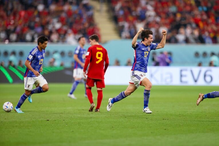 VARのチェックが入り、田中碧の逆転ゴールが認められたシーン　©Kaoru Watanabe/JMPA