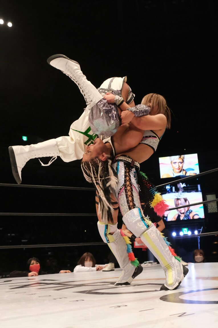 木村花の技「タイガーリリー」を狙う場面も