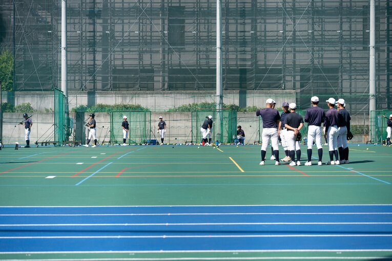 高層ビルが立ち並ぶ港区ド真ん中にある芝高校。土のグラウンドはなく、ゴム製の校庭を他の部活と共有で使用　©Nanae Suzuki