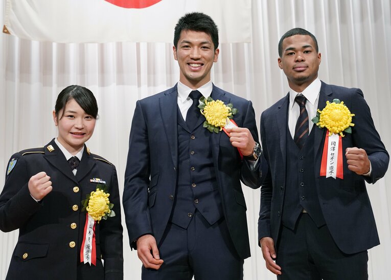 2019年度のボクシング年間表彰式で。並木月海、村田諒太と　©Naoki Fukuda