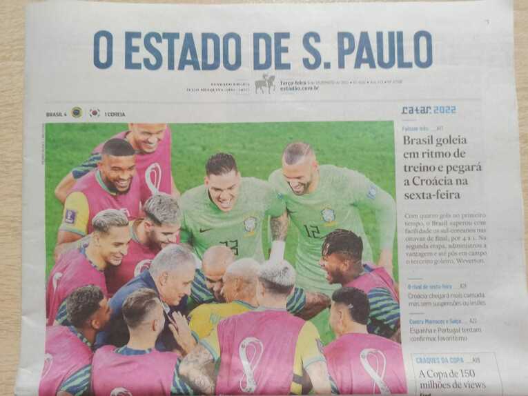 「クロアチア戦快勝で、チッチ監督まで踊る」（日刊紙『オ・エスタード・デ・サンパウロ』の1面）